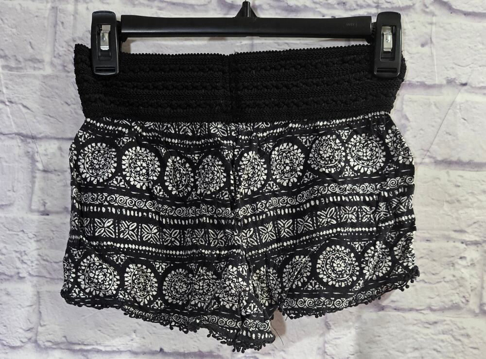 No Boundaries Black White Tribal Print Pull On Shorts 3 Juniors Lightweight